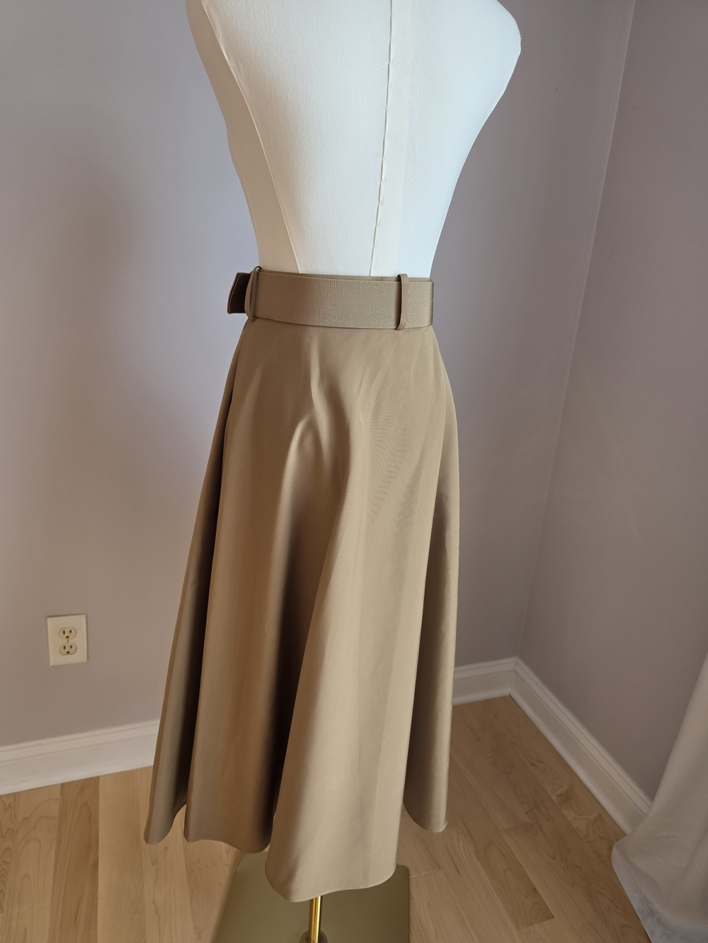 Carolina Herrera Beige A-Line Midi Skirt with Matching Belt - Picture 3 of 8